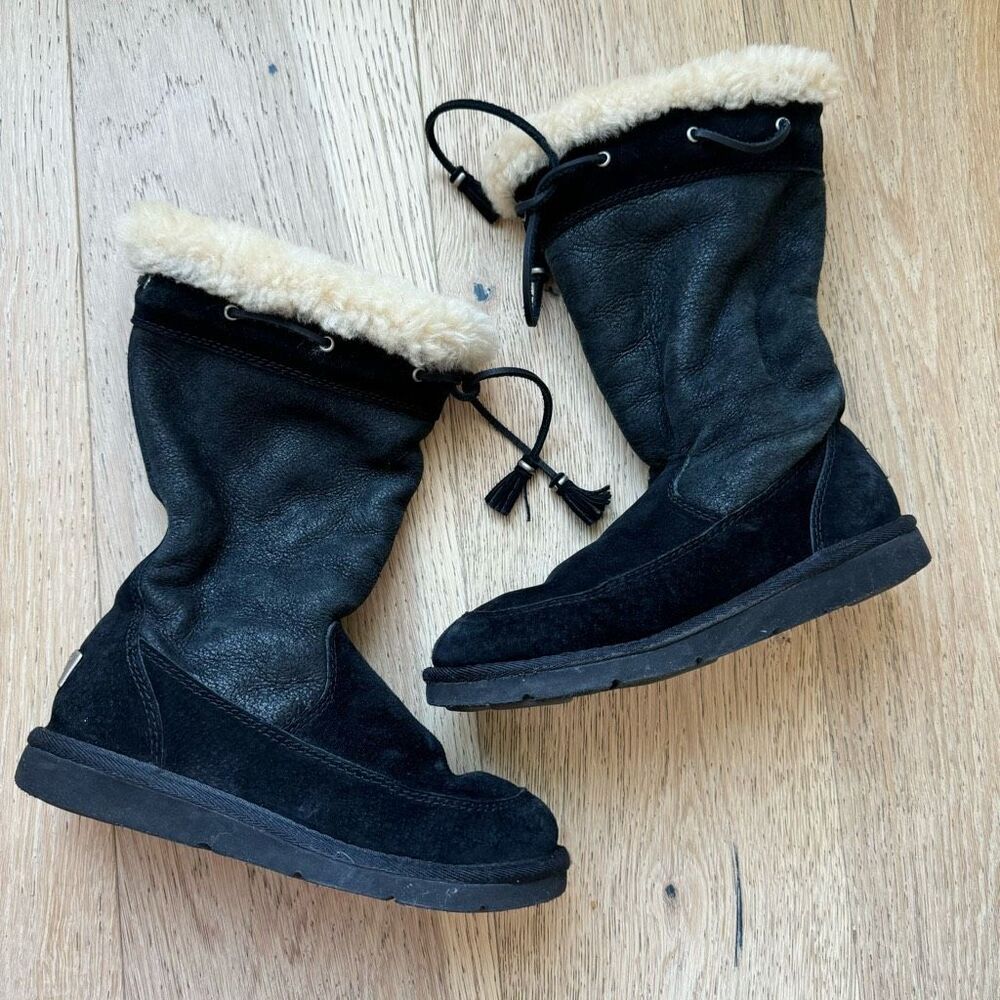 Ugg suburb Tassle size 6 shoes black sheepskin shearling lined winter boots